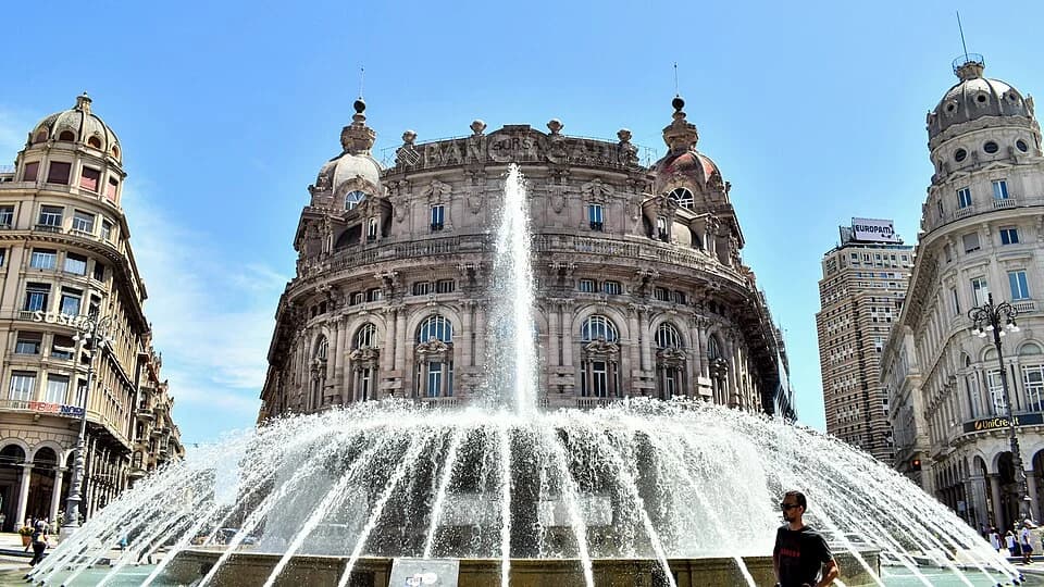 Piazza De Ferrari e seus edifícios no centro de Gênova