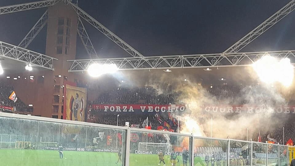Bandeiras e torcedores na Gradinata Nord do Genoa na temporada 2023–24