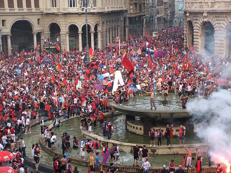 Torcedores do Genoa comemorando o retorno à Serie A na Piazza De Ferrari em 2007