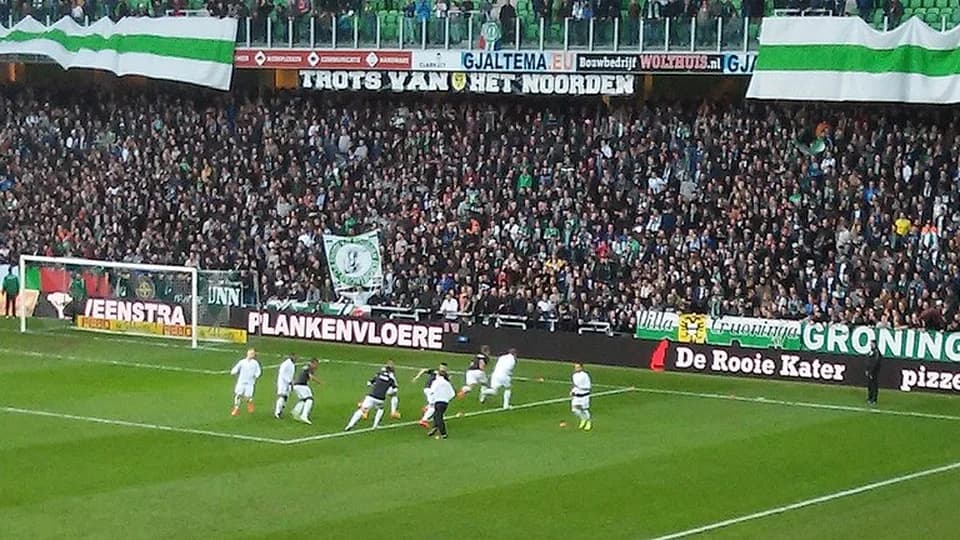 Torcida do Groningen com faixas no Euroborg